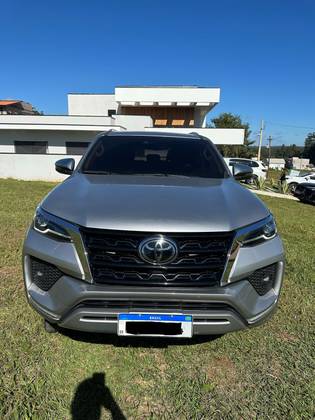 TOYOTA HILUX SW4 2.8 D-4D TURBO DIESEL SRX 7L 4X4 AUTOMÁTICO TOYOTA HILUX SW4 2.8 D-4D TURBO DIESEL SRX 7L 4X4 AUTOMÁTICO